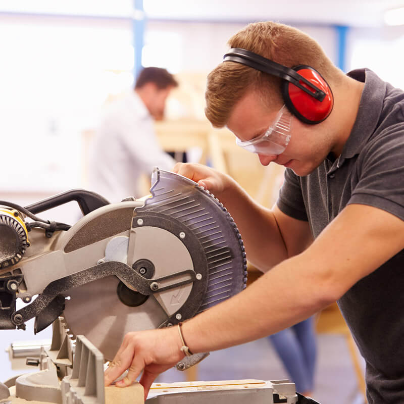 étudiant apprenti maçon, menuisier, charpentier